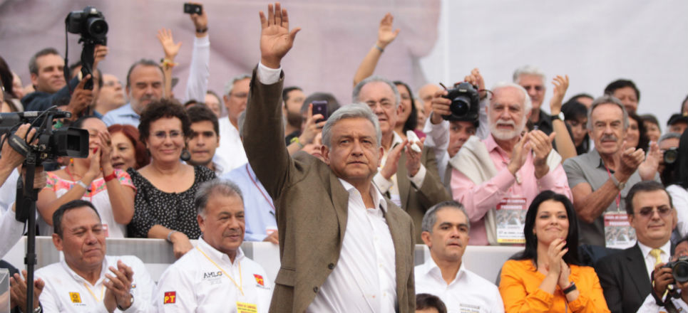 Fin A La Guerra Promete Amlo Desde El Z Calo Aristegui Noticias