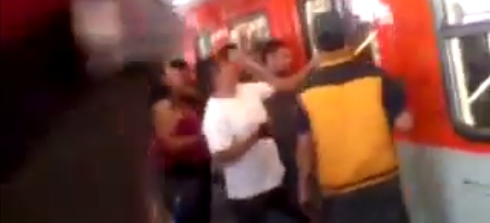 Vagoneros Y Polic As Se Enfrentan En El Metro Video Aristegui Noticias