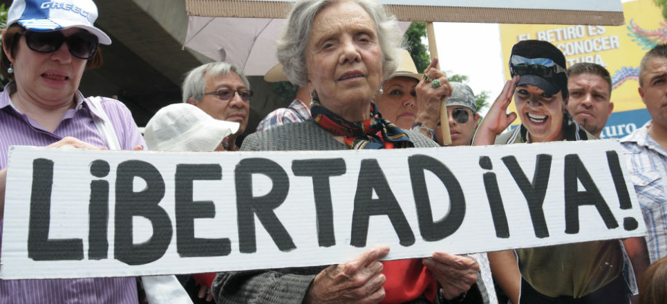 Nestora Salgado levanta huelga de hambre después de casi un mes