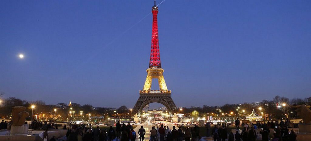 Torre Eiffel Se Ilumina Con Los Colores Belgas Tras Atentado Fotos