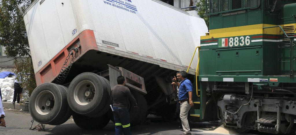 Choca Tren Contra Tr Iler En Ciudad De M Xico Afecta Insurgentes Y