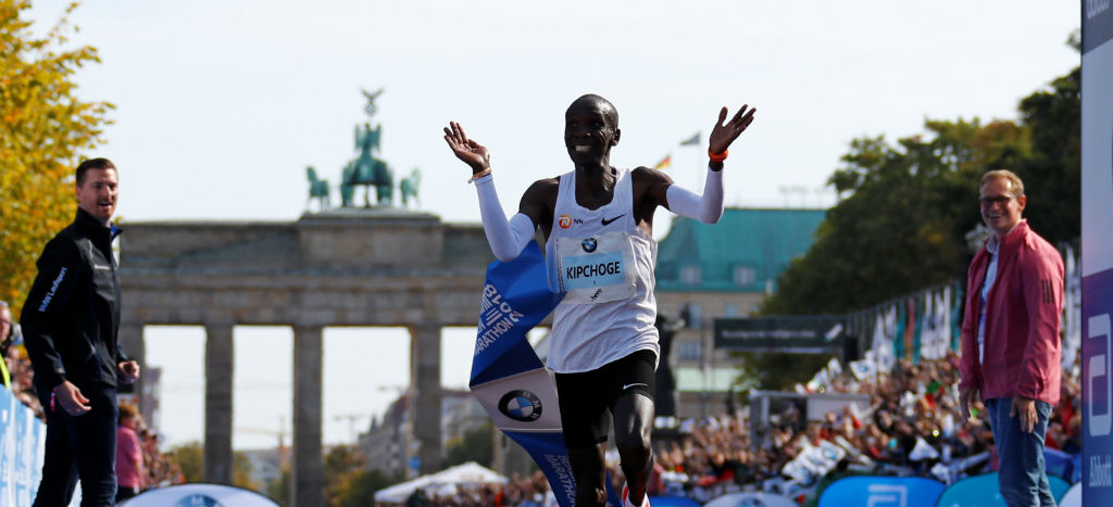 Impone Eliud Kipchoge un nuevo récord mundial en el Maratón de Berlín