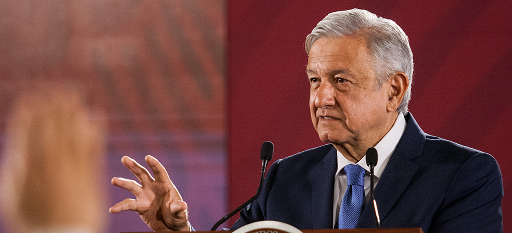 AMLO Se está revisando el contrato colectivo de Pemex para quitar