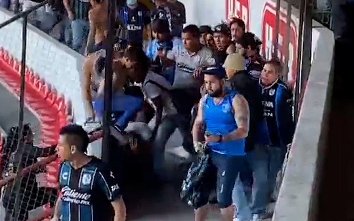 Batalla Campal Entre Las Barras De Quer Taro Y Atlas En El Estadio