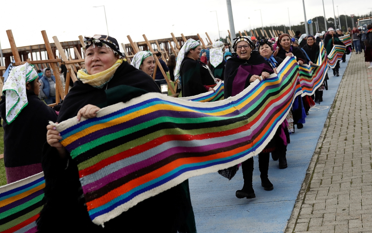 Tejedoras mapuche rompen récord con tejido más largo del mundo