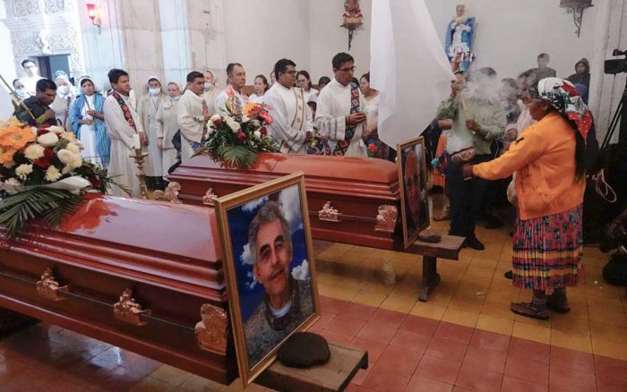 Chihuahua Cuerpos De Sacerdotes Jesuitas Regresan A Parroquia De