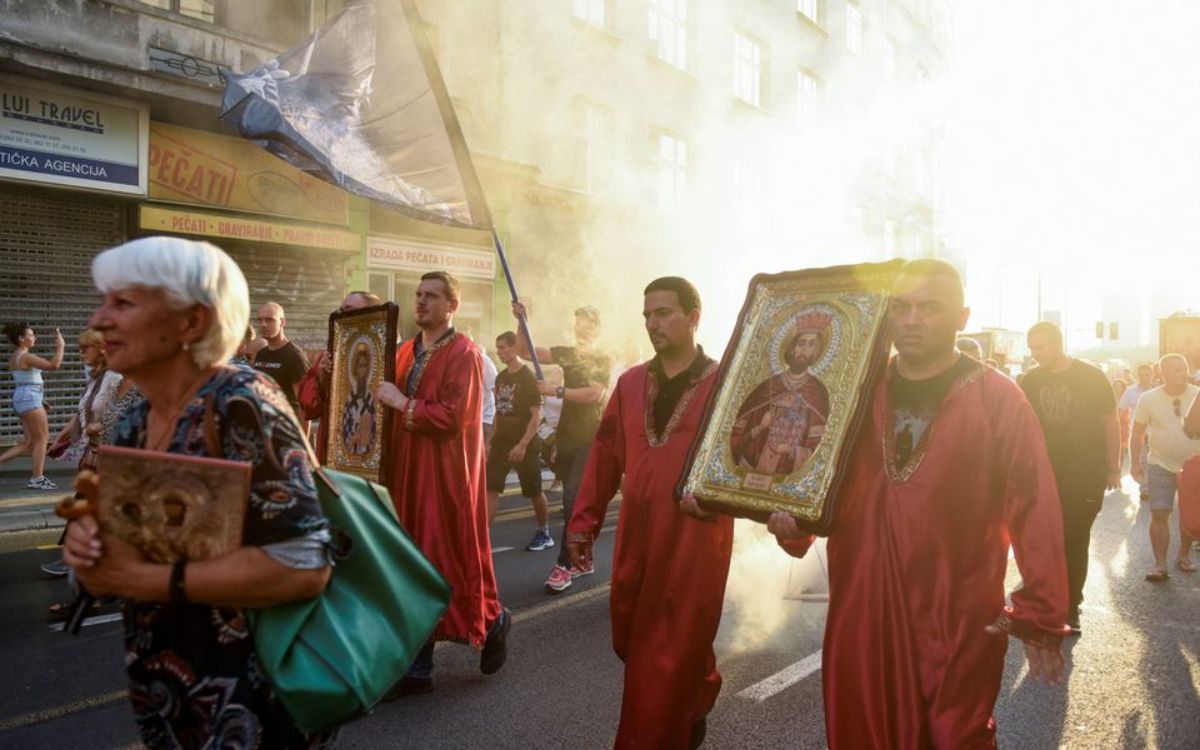 Miles Marchan Contra Evento Del Orgullo Gay Euro Pride En Serbia