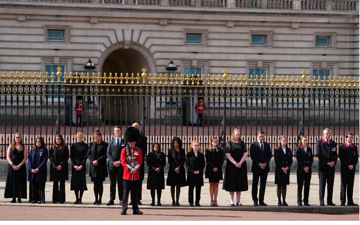 Trabajadores Del Palacio De Buckingham Se Despiden De La Reina Isabel