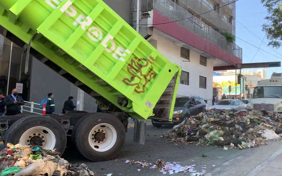 Trabajadores de recolección tiran basura frente a Congreso de Nuevo