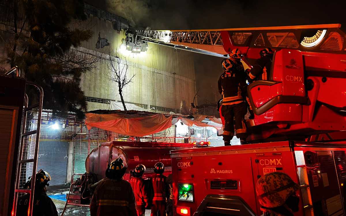 Se Incendia Bodega De Tenis En El Barrio De Tepito Aristegui Noticias