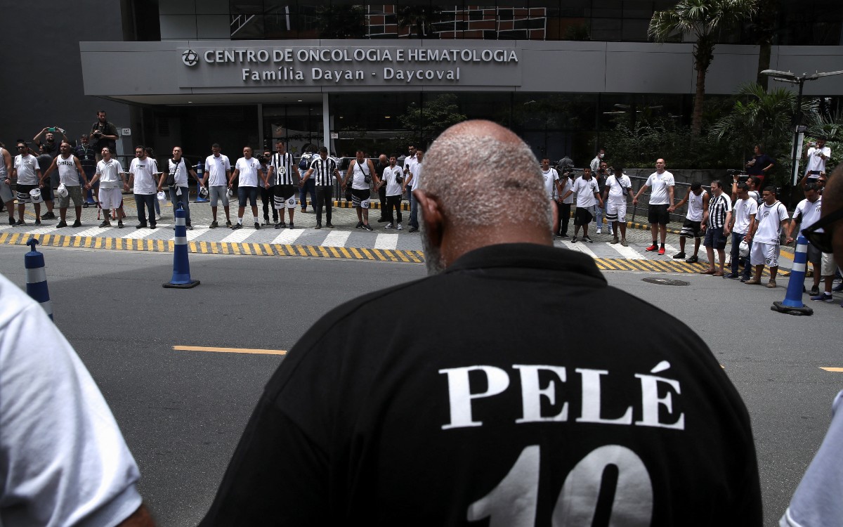 Hacen Aficionados Vigilia Frente Al Hospital Donde Est Internando Pel