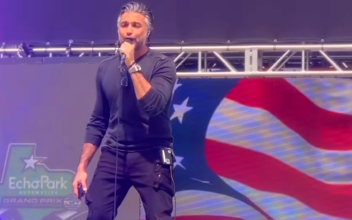 Jaime Camil se equivoca al cantar himno de EU y le llueven críticas