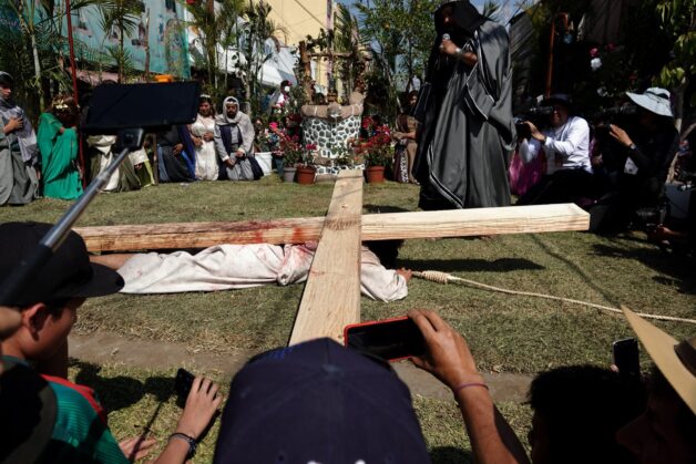 Así se vivió la escenificación de la Vía Crucis y crucifixión de Cristo