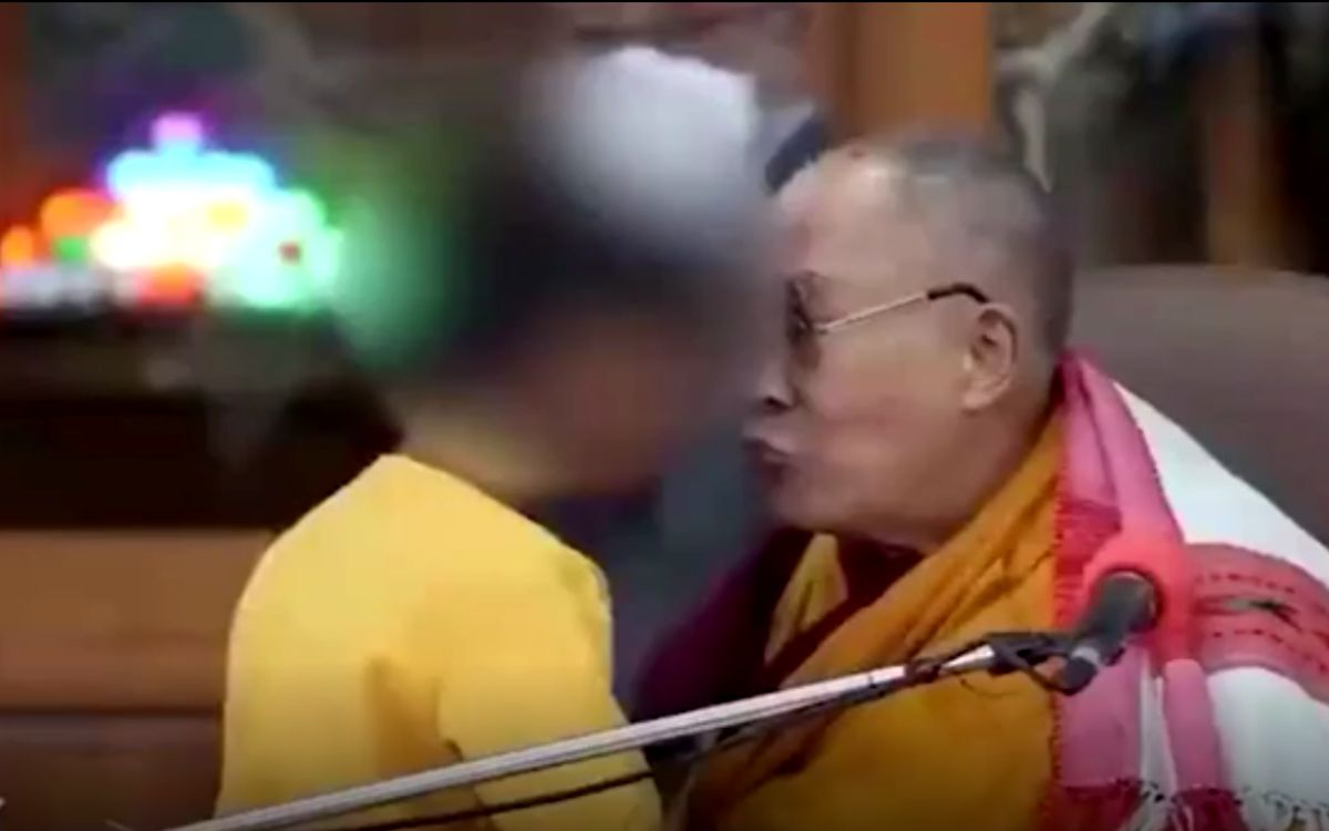 Video Dalai Lama causa controversia tras besar a niño en la boca