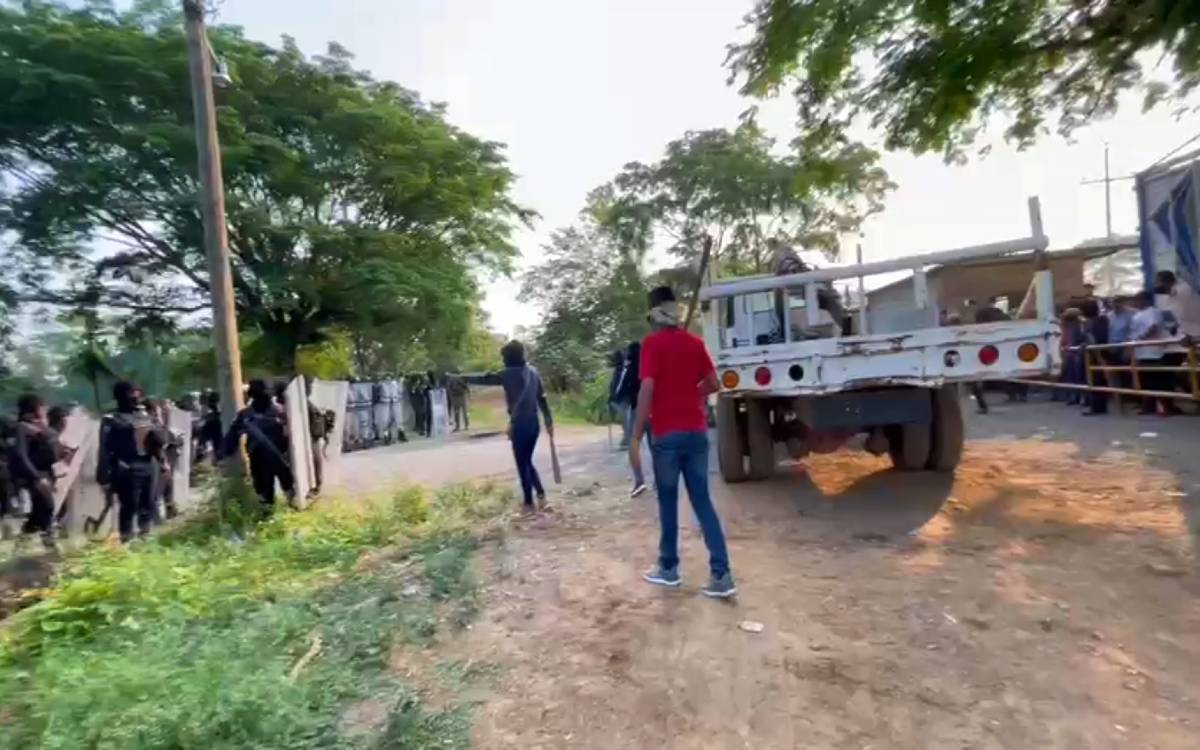 Pobladores sometidos por cárteles se enfrentan con el Ejército en