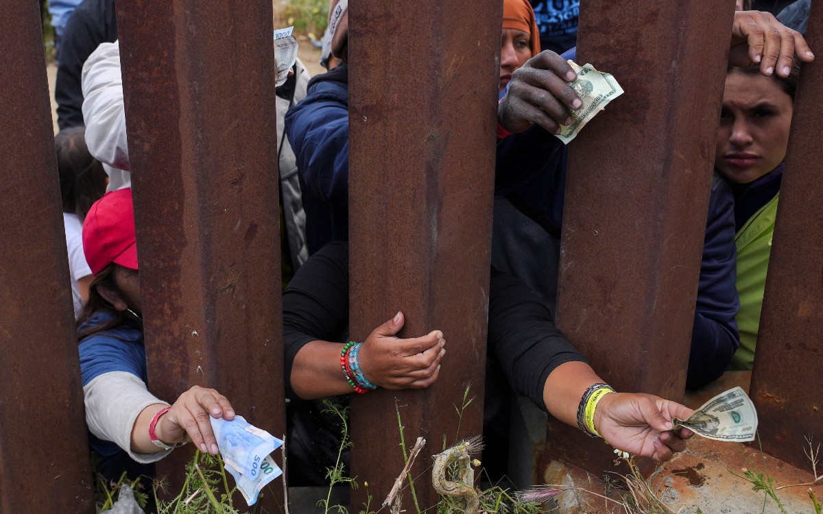 Aristegui en Vivo Se agolpan migrantes en frontera de EU FGR operará