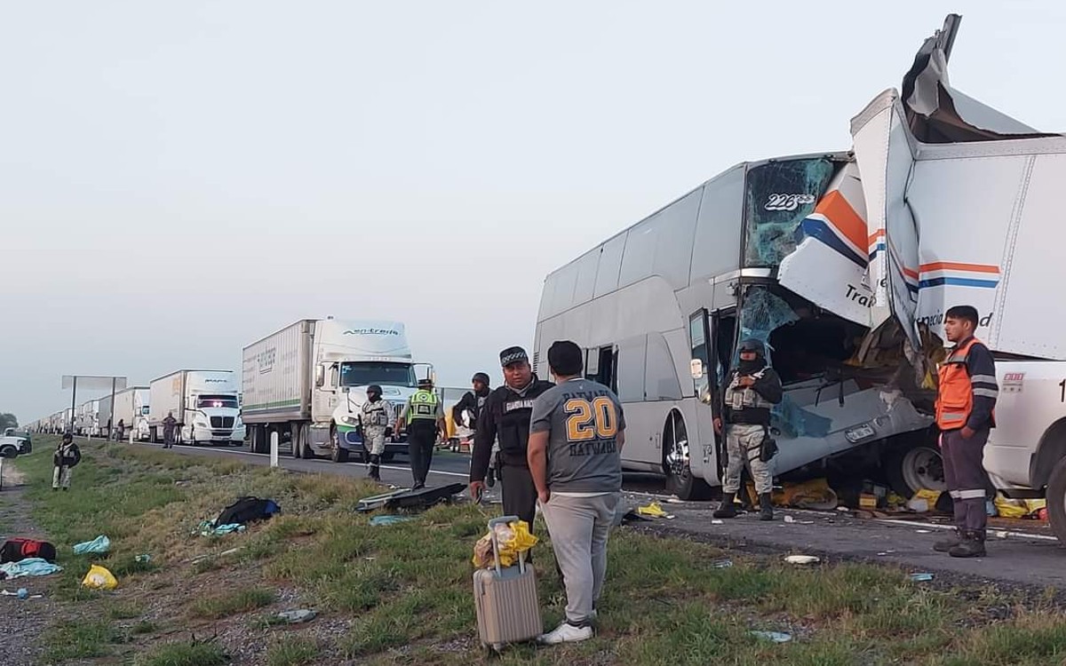 Choque de autobús con migrantes deja a una persona muerta y seis