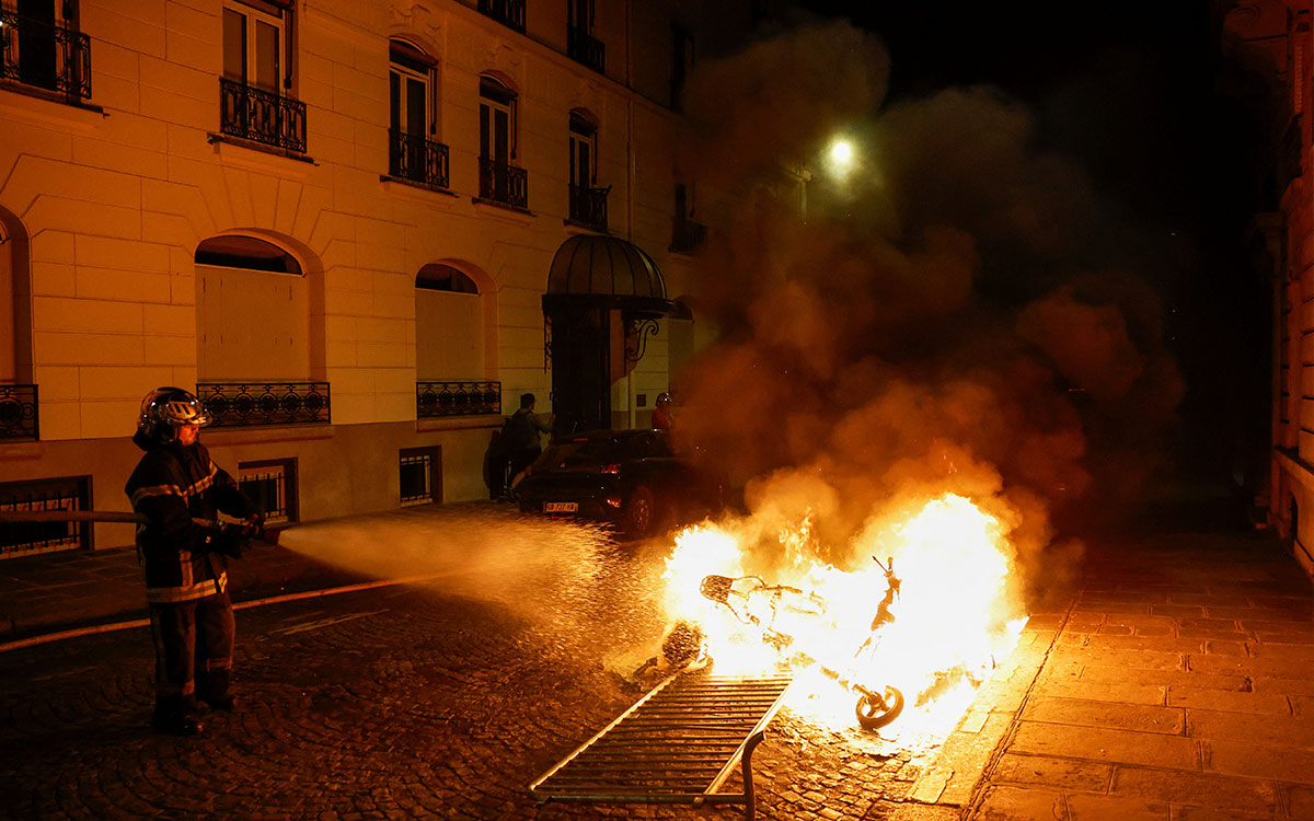 Francia prohíbe vender fuegos artificiales para festejos del 14 de