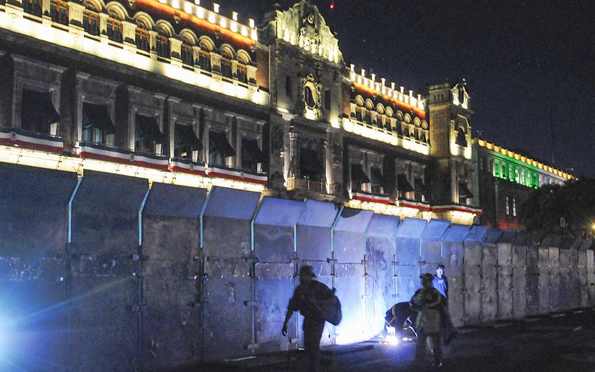 Aristegui en Vivo Ayotzinapa a nueve años blindan Palacio Nacional