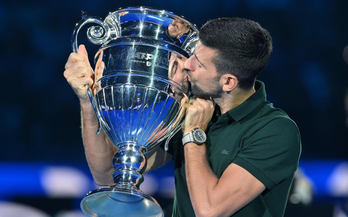 Tenis Djokovic levanta el trofeo de número uno del año en Turín