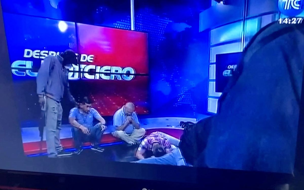 Le Pusieron Dinamita A Un Compa Ero Periodista Ecuatoriano Que Vivi