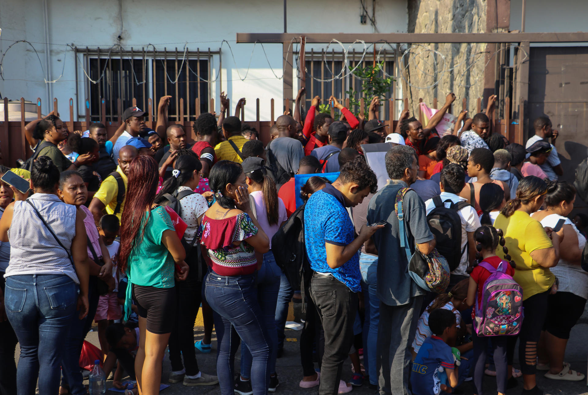 Miles De Migrantes Duermen Frente A Las Oficinas De La Comar En Busca