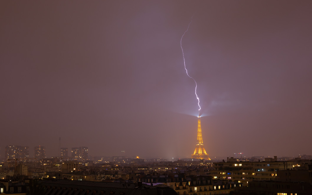 Impresionantes Im Genes De La Torre Eiffel Alcanzada Por Un Rayo Video Aristegui Noticias