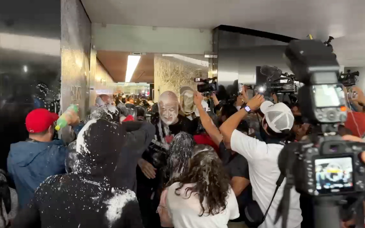 Manifestantes Dan Portazo En El Senado Interrumpen Receso Aristegui