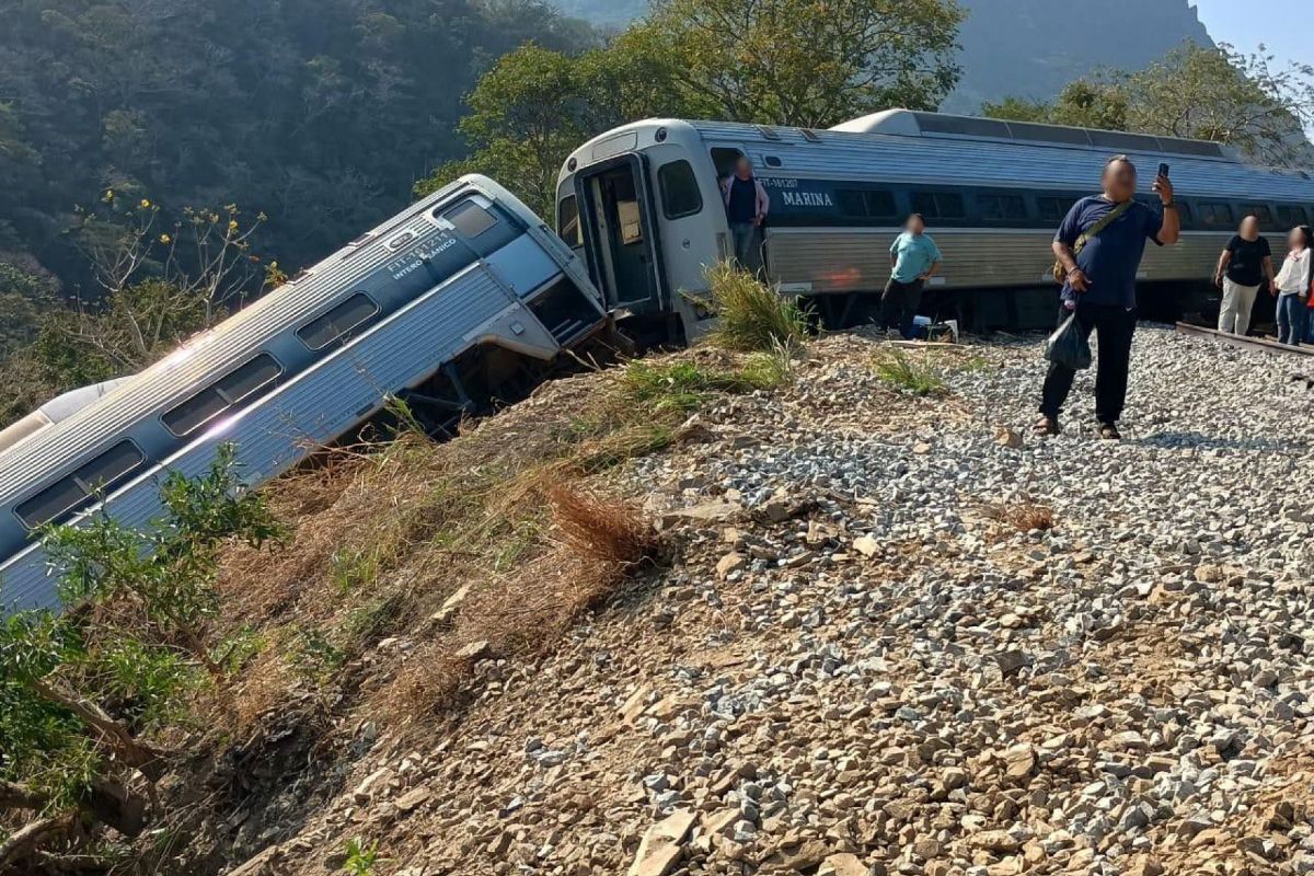 FGR investiga descarrilamiento de Tren Interoceánico; ya son 20 heridos |  Aristegui Noticias