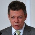 El presidente de Colombia, Juan Manuel Santos, dijo ante una treintena de mandatarios y jefes de Estado del continente, en lapertura de la VI Cumbre de las Américas, que es menester hacer un alto en el camino para revisar qué se ha hecho y hacia dónde va la "guerra contra las drogas", porque es de aceptar que el consumo sigue pujante en muchos países y son "tantos" los muertos derivado de este flagelo.