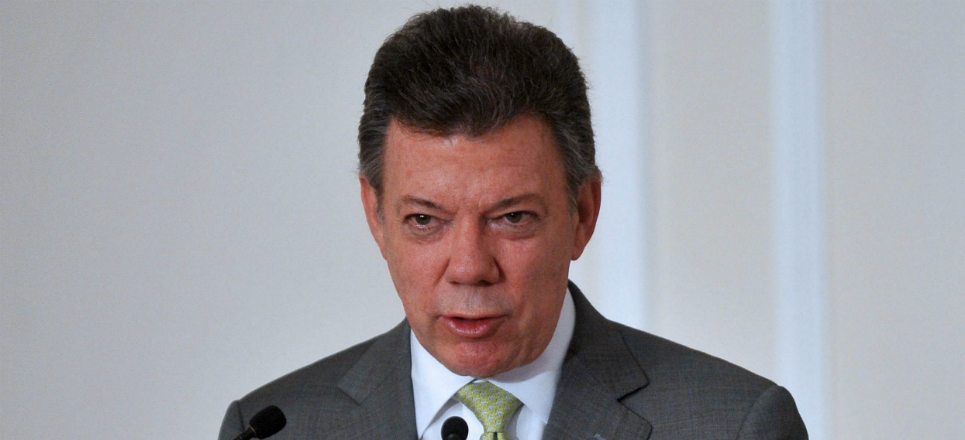 El presidente de Colombia, Juan Manuel Santos, dijo ante una treintena de mandatarios y jefes de Estado del continente, en lapertura de la VI Cumbre de las Américas, que es menester hacer un alto en el camino para revisar qué se ha hecho y hacia dónde va la "guerra contra las drogas", porque es de aceptar que el consumo sigue pujante en muchos países y son "tantos" los muertos derivado de este flagelo.