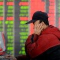 Las principales Bolsas de Valores de Europa cerraron el lunes con fuertes pérdidas, arrastradas por la incertidumbre política en Francia y Holanda, que amenaza con profundizar la crisis de la zona euro.