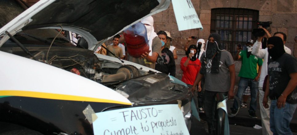 De los detenidos, trece alumnos permanecen en la Sub Procuraduría Regional de Justicia en Morelia aunque la Procuraduría michoacana asegura que con la liberación de estos jóvenes el gobierno del estado demuestra que "no hay persecución" contra ellos