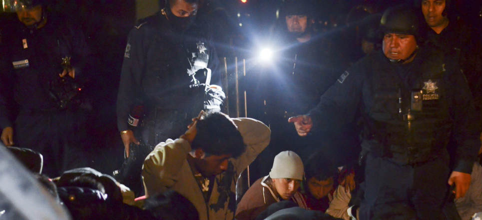 Normalistas de Michoacán bloquean carretera y marchan a Tiripetío