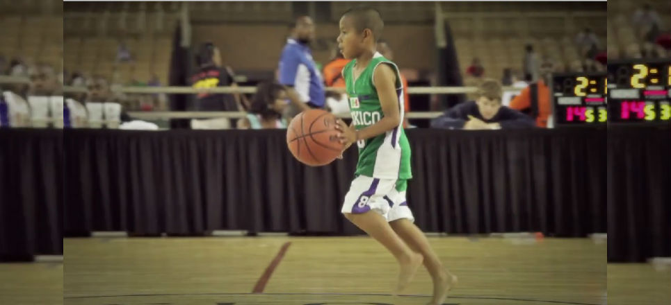 Video: 'Descalzos', documental sobre los niños triquis que juegan basquet |  Aristegui Noticias