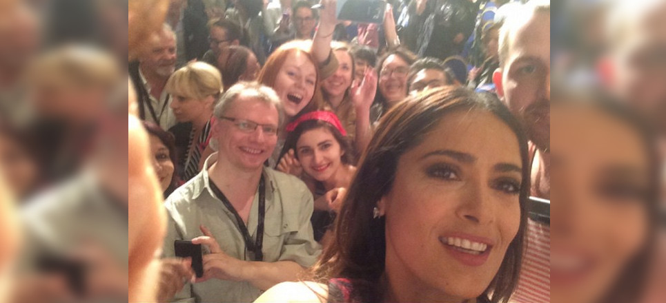 Salma Hayek Desaf A A Cannes Y Se Toma Selfie Foto Aristegui Noticias