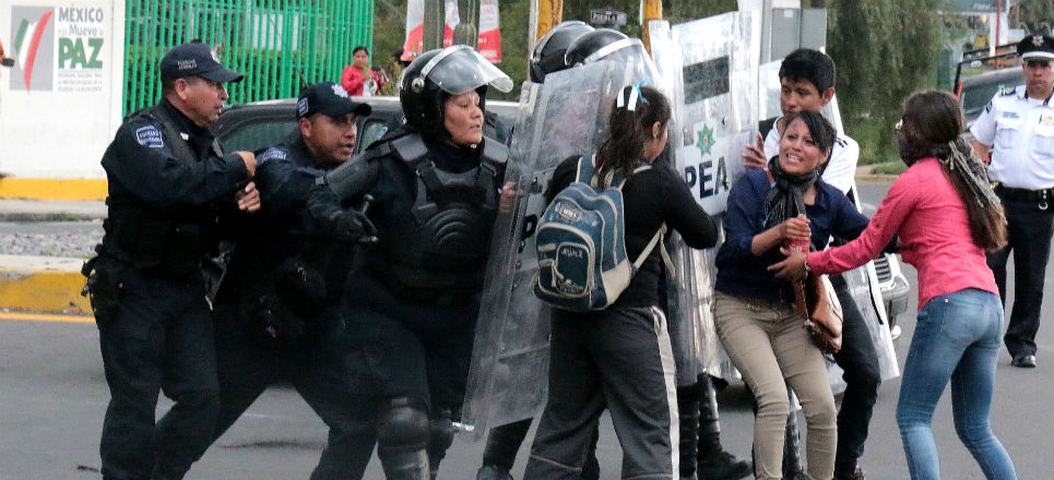Así se enfrentó la Policía de Tlaxcala contra normalistas (video) Así se enfrentó la Policía de Tlaxcala contra normalistas (video)