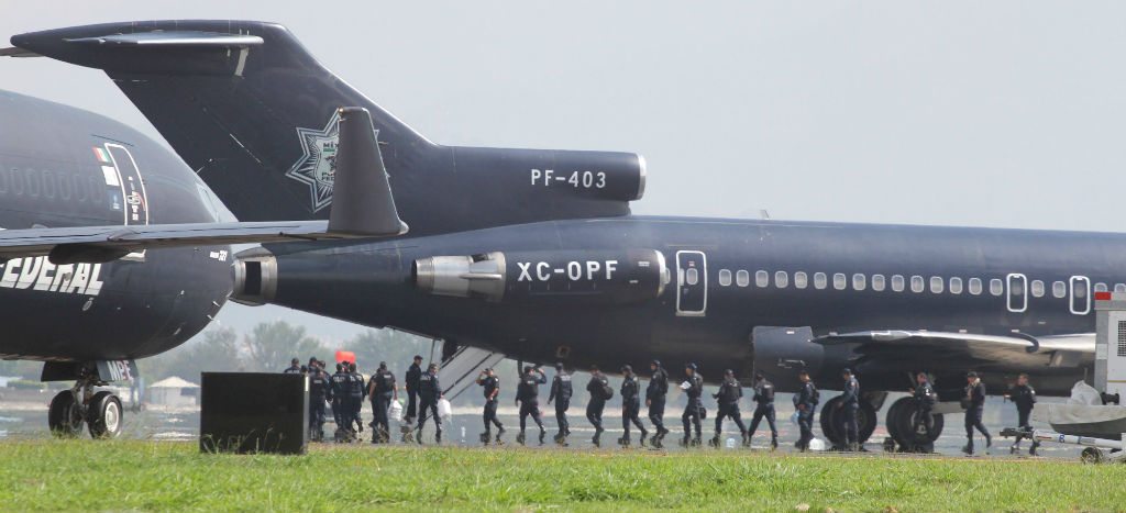 Aterrizan tres aviones en Oaxaca llenos de policías federales (Fotos)