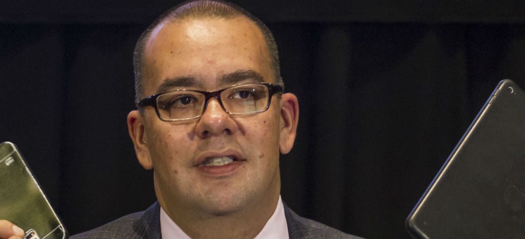 Renuncia Nicolás Alvarado a TV UNAM tras críticas a Juan Gabriel