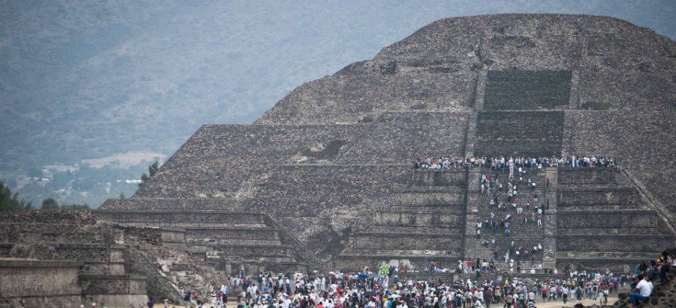 Piden declarar pirámides de Teotihuacán como zona libre de pokemones Piden declarar pirámides de Teotihuacán como zona libre de pokemones