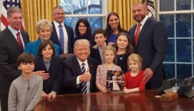 Invita Donald Trump a los McMahon a la Casa Blanca (Video)