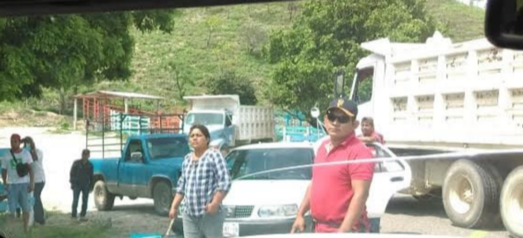 Con personas armadas, candidato priista bloquea accesos a poblaciones de Oaxaca