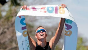 JOJ: Recibe triatleta neozelandés intimidatoria felicitación (Video)