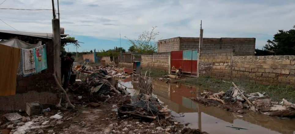 180 mil personas en Nayarit cumplen 12 días viviendo entre lodo, escombros y cadáveres (Video) 180 mil personas en Nayarit cumplen 12 días viviendo entre lodo, escombros y cadáveres (Video)