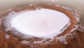 Sonda Mars Express captura cráter cubierto de hielo en Marte (Fotos)