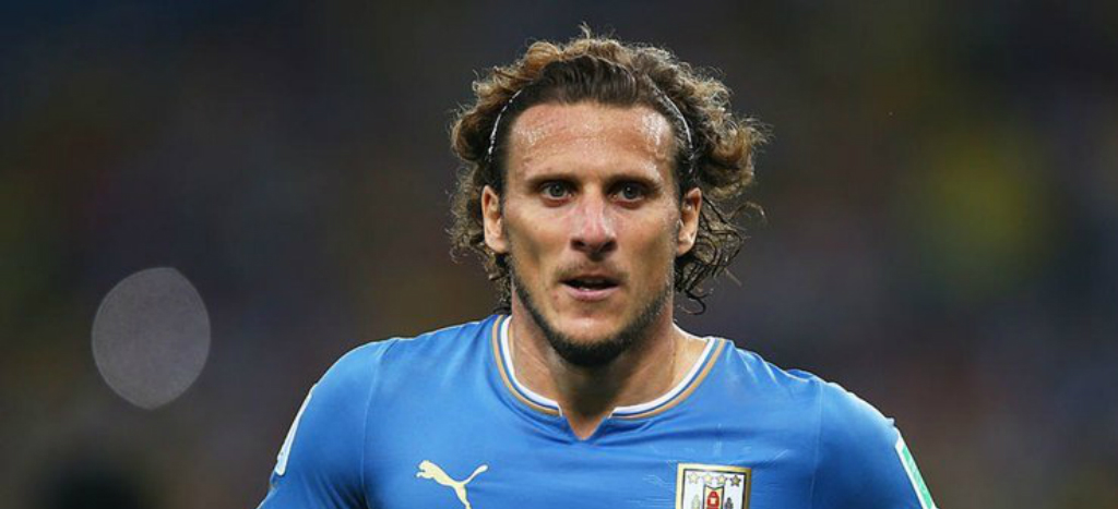 Diego Forlán cerca de convertirse en "escualo" (Video) Diego Forlán cerca de convertirse en "escualo" (Video)