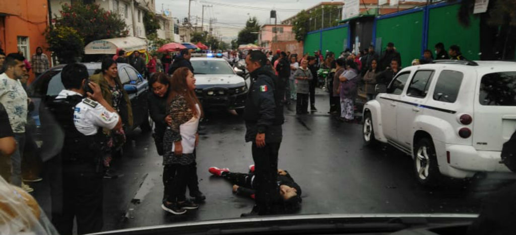 Mueren niño de 8 años y hombre de 27, tras balacera frente a escuela de Neza  | Aristegui Noticias