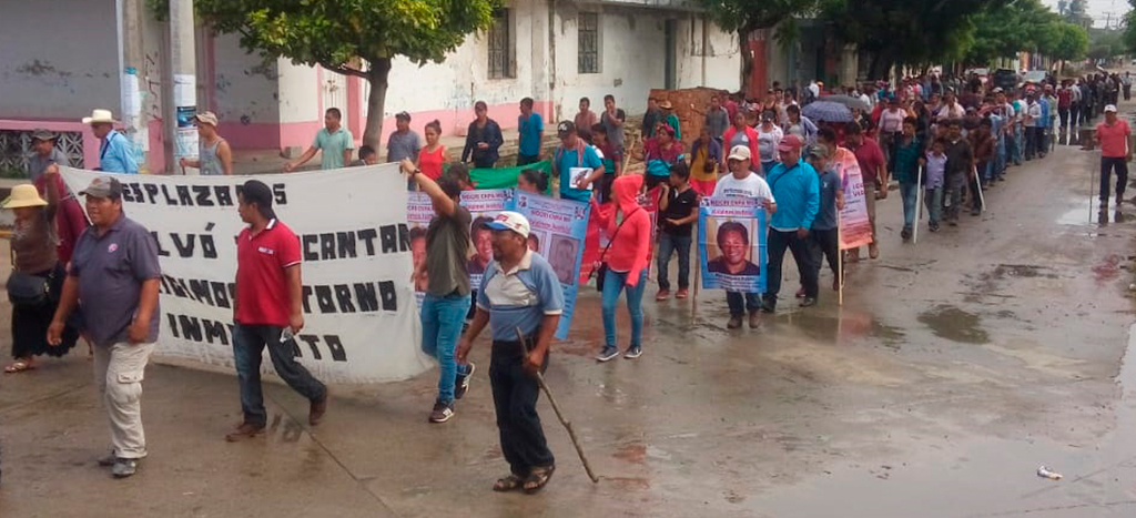 Caravana de chiapanecos desplazados por paramilitares marchan