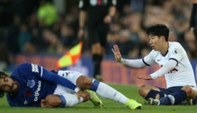Sufre André Gomes una aparatosa fractura de tobillo | Video