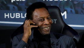 Sufre Pelé depresión por culpa de su precaria movilidad | Video